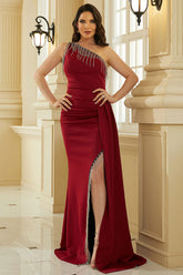 Vestido de noche de fiesta con un solo hombro en color burdeos